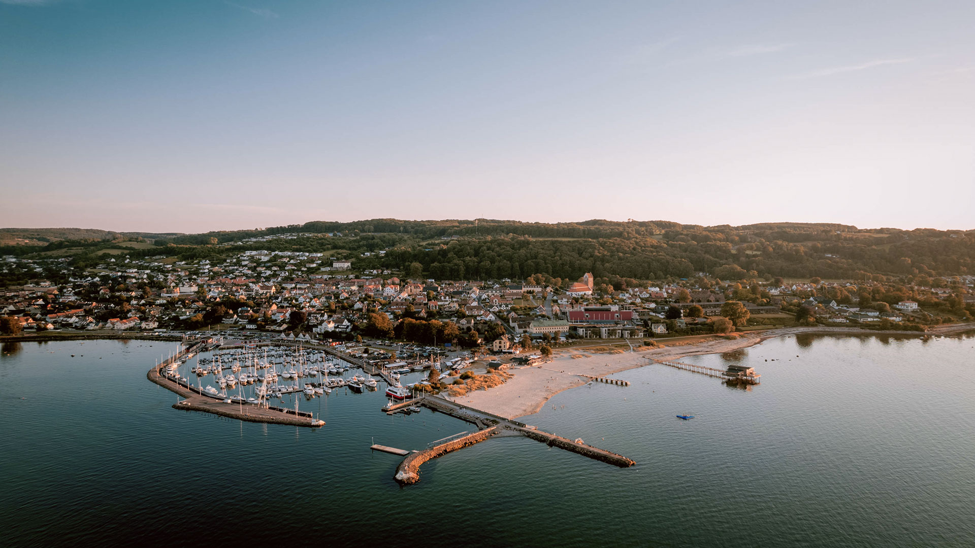 Flygbild över Båstad, Hotel Skansen och hamnen