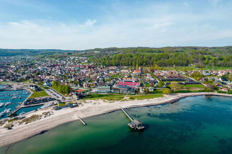 Drönarbild över Båstad och Hotel Skansen