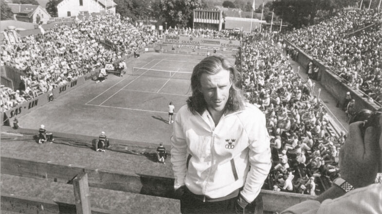 Svartvit bild av Björn Borg som står vid centercourten i Båstad