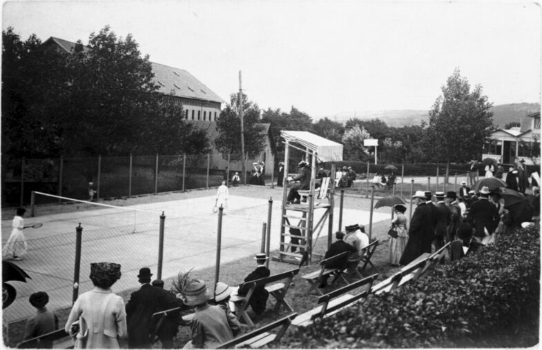 Svartvit historisk bild av tennismatch på tennisstadion i Båstad i början av 1900-talet