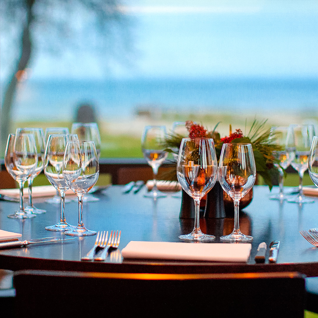 Restaurang Sand bord med havsutsikt