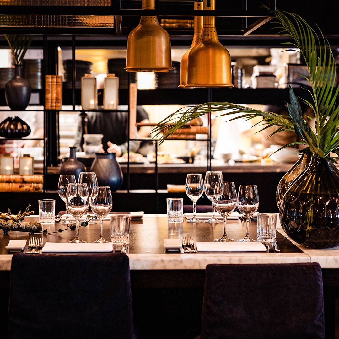 Dukat bord i för flera personer i restaurang.