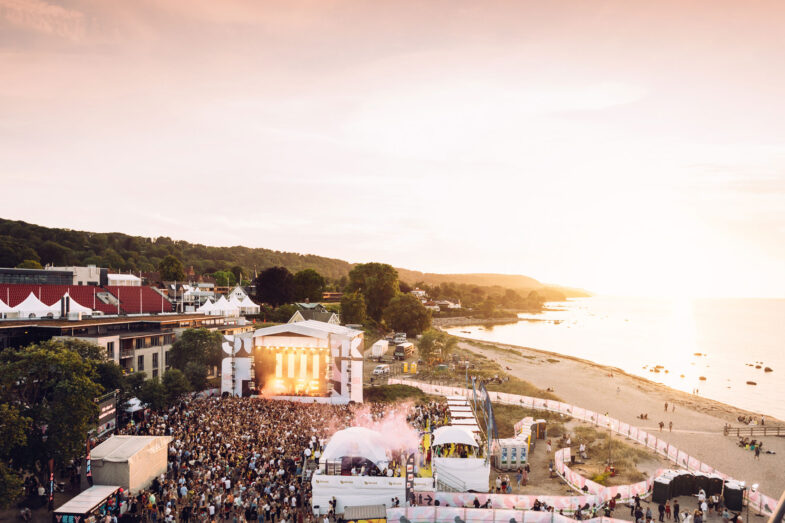 summer on festival scen stranden båstad