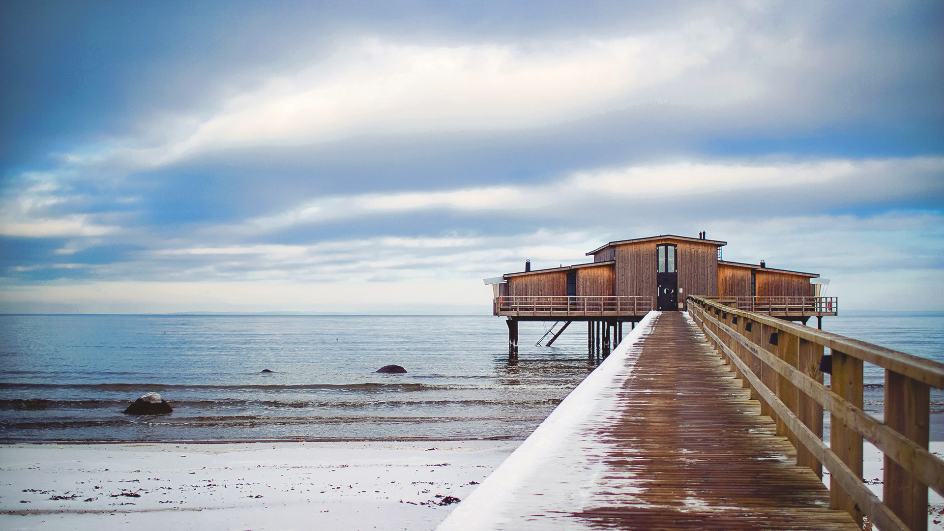 Kallbadhuset på vintern med snö på stranden